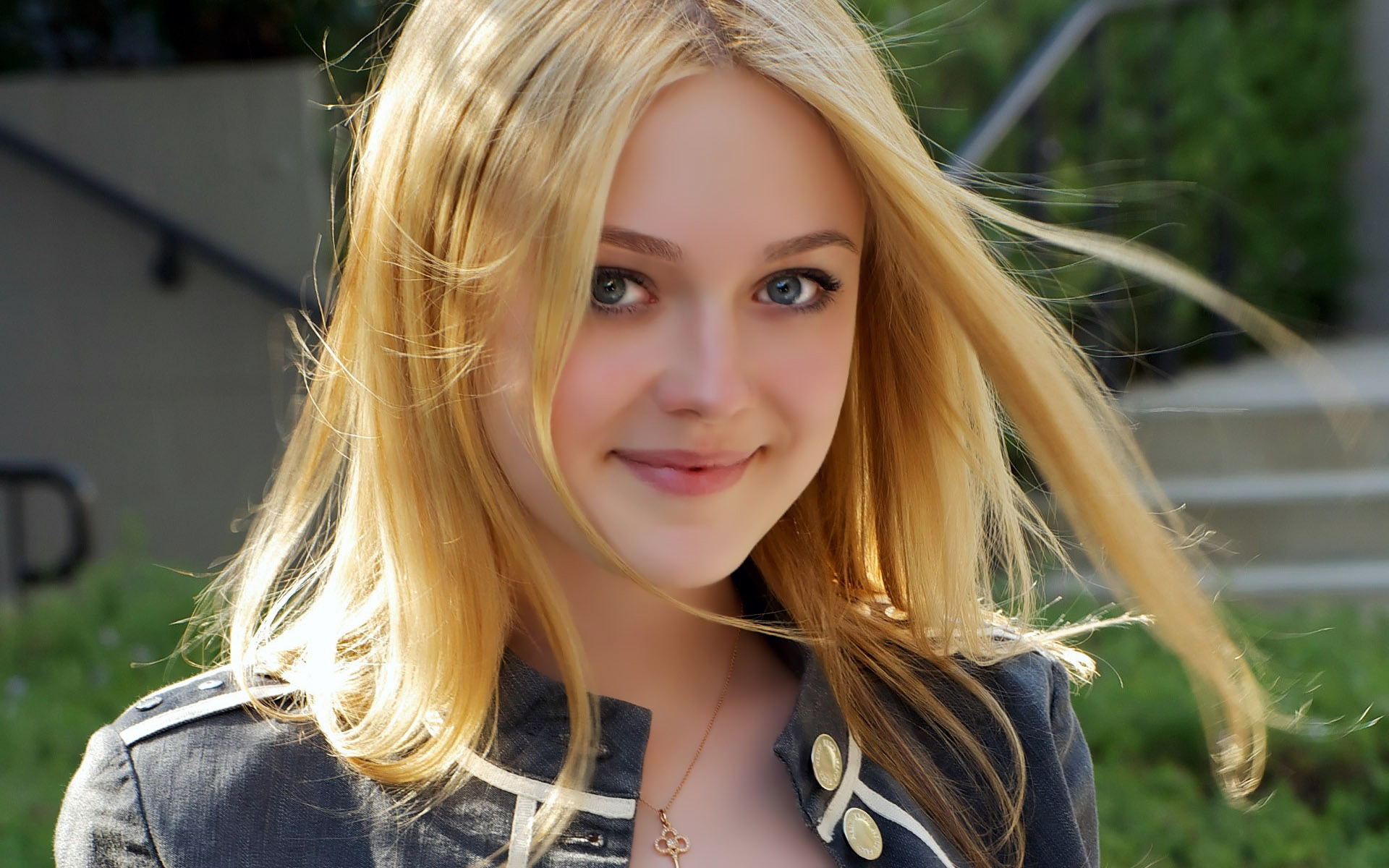 [تصویر:  1DakotaFanningWidescreen.jpg]