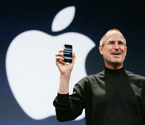 Steve_Jobs_with_iphone.jpg