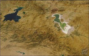 دریاچه سمت راست دریاچه ارومیه و دریاچه سمت چپ دریاچه وان در 147 کیلومتری آن