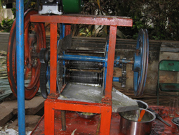 دستگاه آب نیشکر گیری در هندوستان با صدایی معروف زنگوله