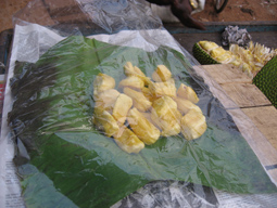 یکی از میوه های هندوستان که توسط دست فروش به قیمت یک روپیه برای هر تکه فروخته می شود