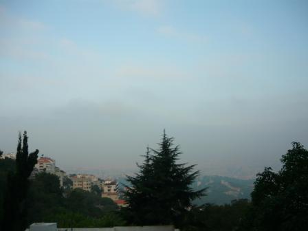 منظره ی بیروت از بالکن اتاقمون (چون هوا شرجی و مه آلود بود شهر خیلی معلوم نیست)