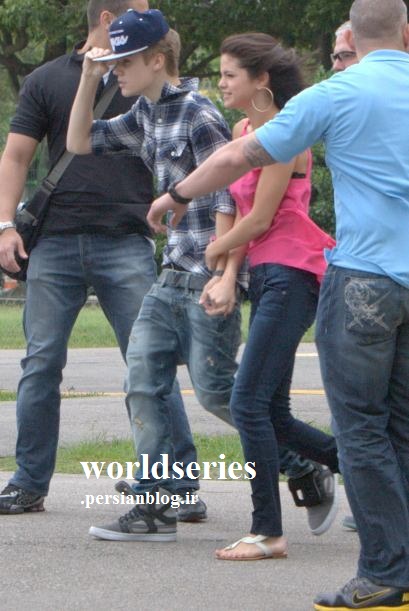 http://s2.picofile.com/file/7154971826/justin_y_selena_en_brasil_3_409x611.jpg