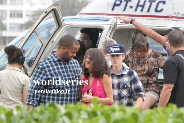 http://s2.picofile.com/file/7154972903/justin_y_selena_en_brasil_8_590x395.jpg