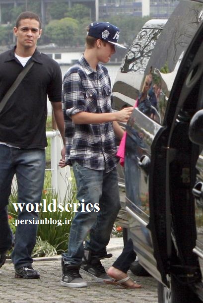 http://s2.picofile.com/file/7154974301/justin_y_selena_en_brasil_12_409x611.jpg