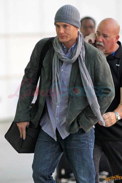 http://s2.picofile.com/file/7156839565/Jensen_At_The_Airport_jensen_ackles_25950520_427_640.jpg