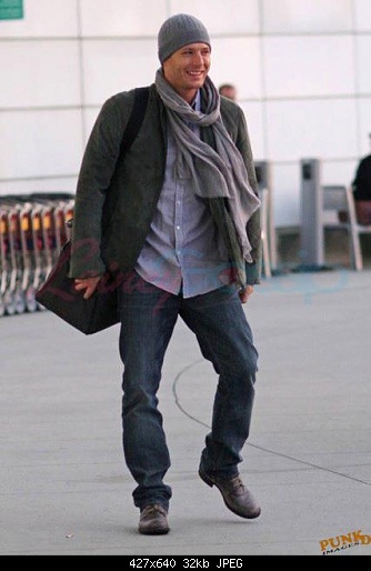 http://s2.picofile.com/file/7156841498/Jensen_At_The_Airport_jensen_ackles_25950517_427_640.jpg