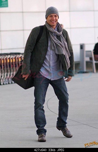 http://s2.picofile.com/file/7156842468/Jensen_At_The_Airport_jensen_ackles_25950522_427_640.jpg