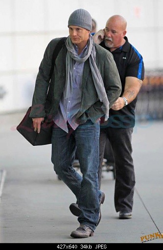 http://s2.picofile.com/file/7156842896/Jensen_At_The_Airport_jensen_ackles_25950521_427_640.jpg