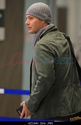http://s2.picofile.com/file/7156843331/Jensen_At_The_Airport_jensen_ackles_25950518_427_640.jpg