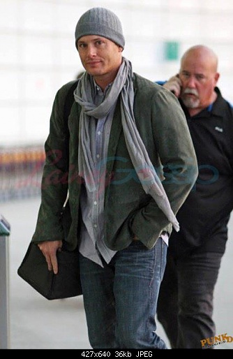 http://s2.picofile.com/file/7156843652/Jensen_At_The_Airport_jensen_ackles_25950515_427_640.jpg