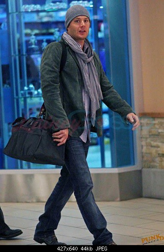 http://s2.picofile.com/file/7156844294/Jensen_At_The_Airport_jensen_ackles_25950513_427_640.jpg