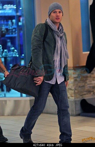 http://s2.picofile.com/file/7156844622/Jensen_At_The_Airport_jensen_ackles_25950511_427_640.jpg