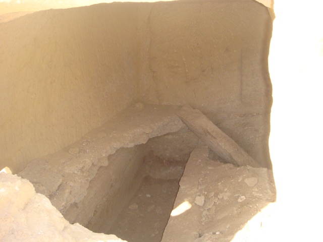 قبر شکافته شده در سیراف