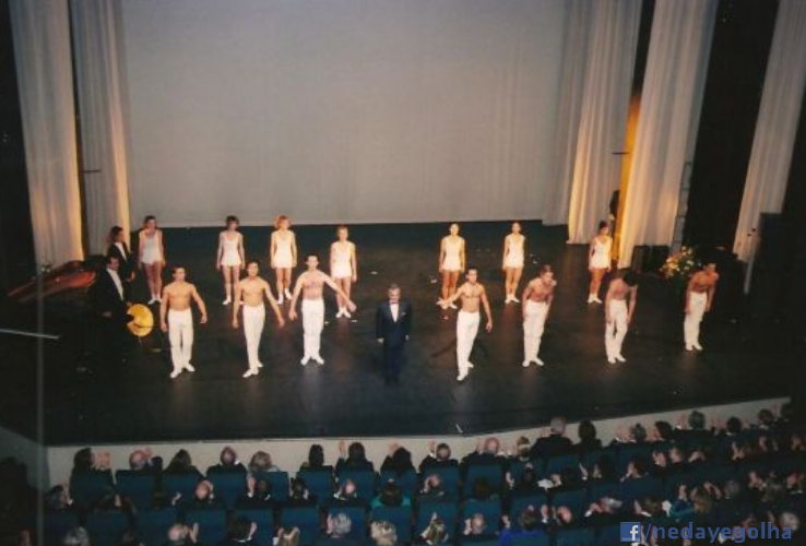 http://s2.picofile.com/file/7190834408/NedayeGolha_Group_16_Anoushiravan_Rohani_with_the_troupe_of_dancers_after_his_concert_in_Hannover_1998_.jpg