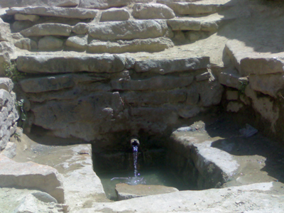 چشمه اب معدنی 