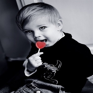 http://s2.picofile.com/file/7246065264/heart_boy.jpg