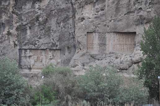 نقش برجسته های ۴ و ۳ از سمت دیگر رودخانه و کنار نقش پنجم