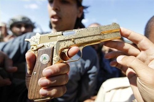 [تصویر: Gaddafi_Dead_GoldenGun.jpg]