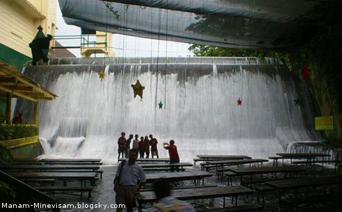 رستوران فیلیپینی در کنار آبشار