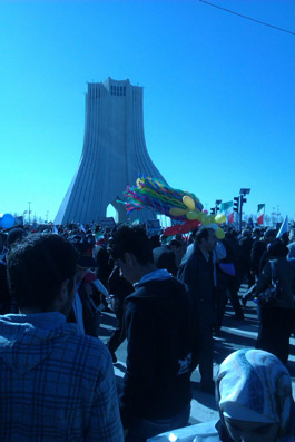اول راهپیمایی و بادکنک ها