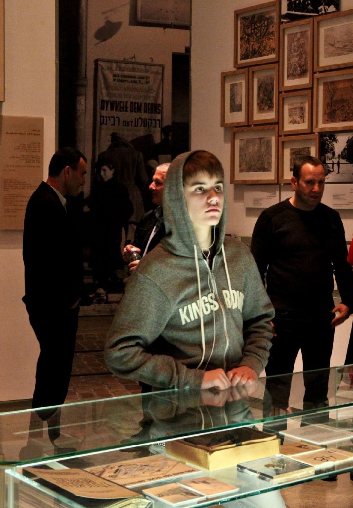 جاستین بیبر در حال بازدید از موزه دروغین هلوکاست - فلسطین اشغالی