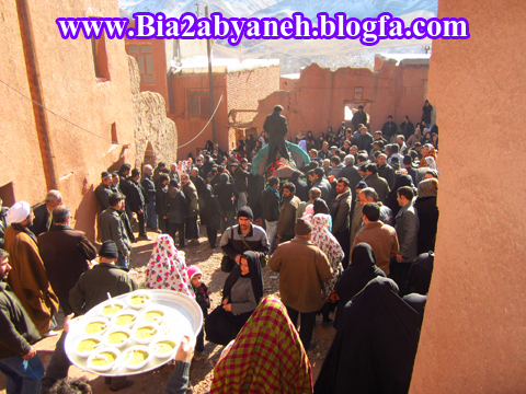 نخل بزرگ و پخش نذورات