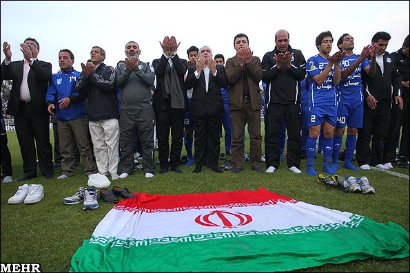 عکس های یادگاری بازیکنان استقلال و اس اسی ها SSIHA نماز - نماز شکر بازیکنان استقلال ...
