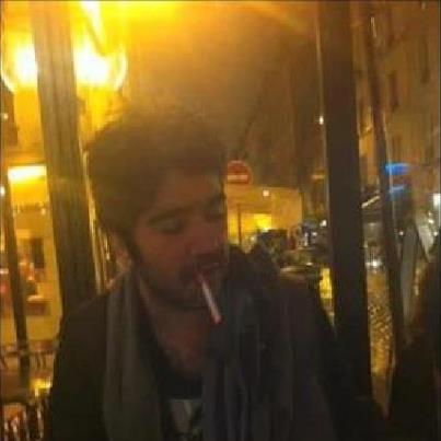 alireza jj در خیابانهای پاریس با سیگار
