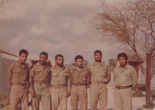 برادر رزمنده اردشیر شاگردی نفر سمت راست