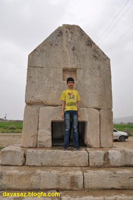 مقایسه ارتفاع بنای گور دختر با قد عرفان(170 سانتی متر)