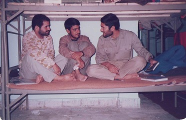 شهید عارف سعید ممبینی در کنار برادران رزمنده سید احسان صبائی و حیدر رنگ بست