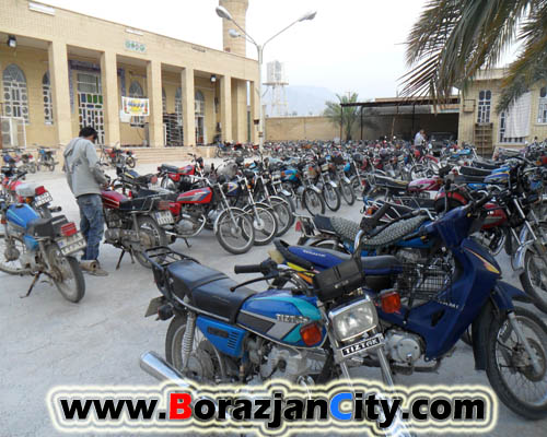 موتورسیکلت های پارک شده شرکت کنندگان در همایش مهدویت با سخنرانی استاد رائفی پور در برازجان
