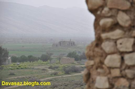 کوشک اردشیر از کنار ساختمان دیگر
