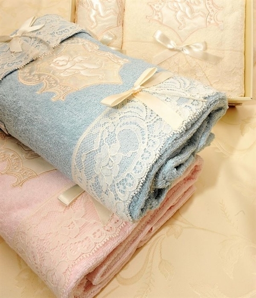 حوله تزیین شده با تور و روبان