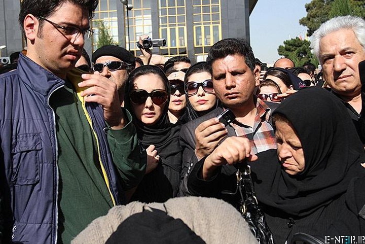 هانیه توسلی در مراسم خاکسپاری پیکر عسل بدیعی