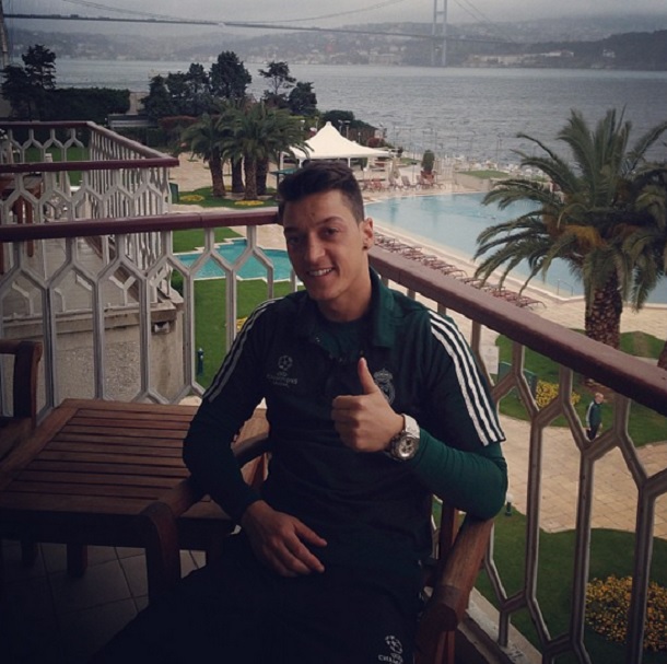 http://s2.picofile.com/file/7719125478/ozil556.jpg