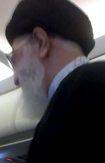 عکس رهبری در هواپیمای عمومی
