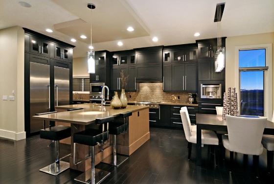 آشپزخانه با زمینه هایی تیره رنگ
