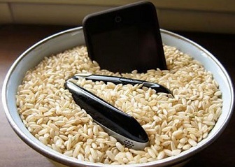 استفاده از برنج برای خشک کردن تلفن همراه