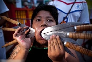 فستیوال تایلند با اعمال عجیب و غریب