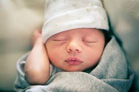 نوزاد تازه متولد شده چند ساعت در روز میخوابد؟