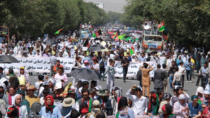حضور ده ها هزار نفری مردم کابل در تظاهرات مسالمت آمیز جنبش روشنایی 