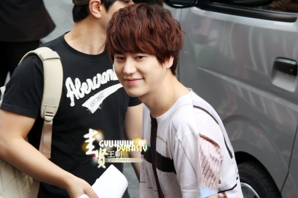 http://s2.picofile.com/file/8263144518/130217_kyuhyun_outside_maleenon_building_cr_gyuhyundynasty_4.jpg
