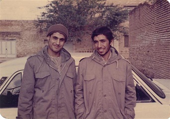 شهید مسلم رضایی در کنار برادر محسن زحمتکش