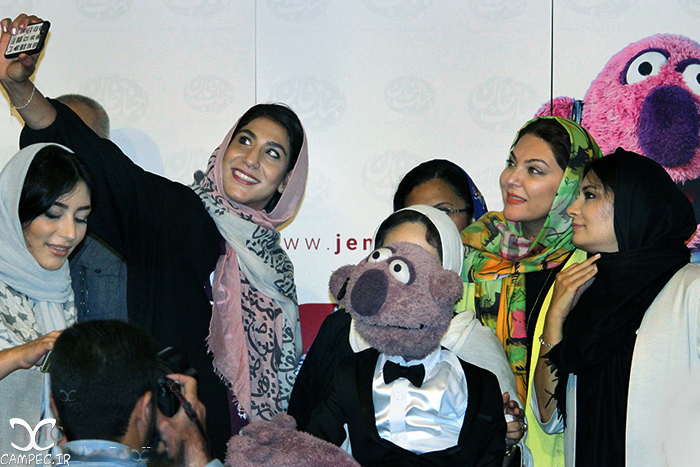 بازیگران در مراسم رونمایی از محصولات جناب خان