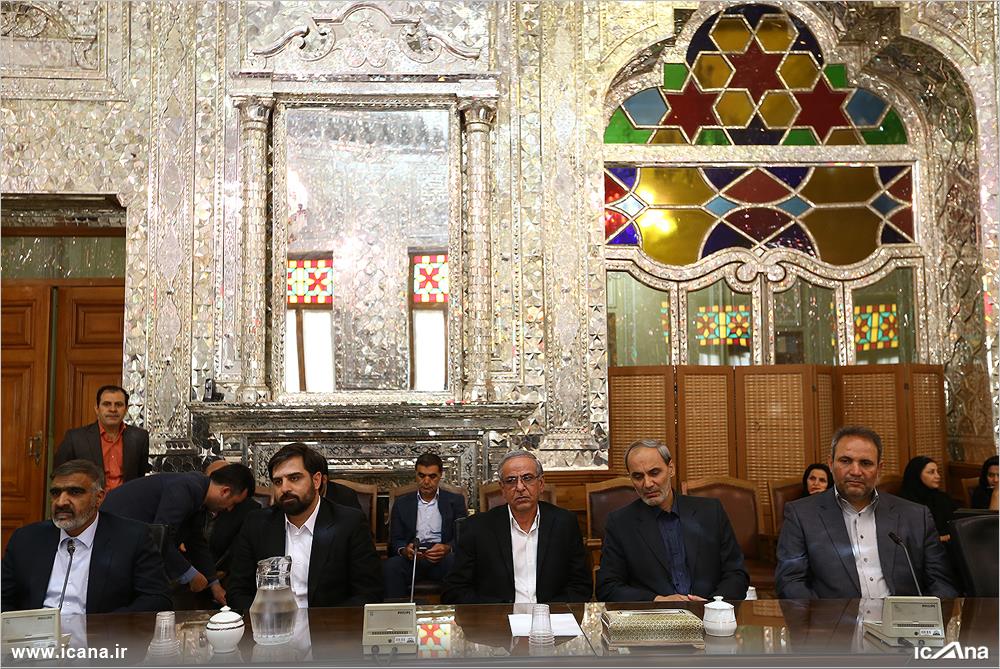 تجلیل دکتر لاریجانی از حاج احمدهاشم زاده هریسی از آزادگان سرافراز قوه مقننه  