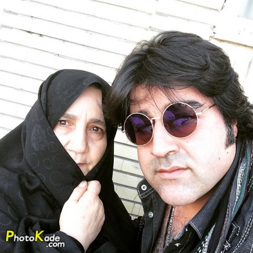 مهدی یغمایی در کنار مادرش
