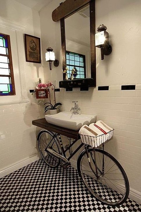 دکوراسیون- استفاده از دوچرخه در دکور حمام خانه  image