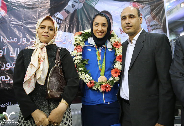 کیمیا علیزاده با پدر و مادرش